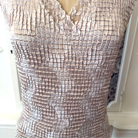 Vintage Nicola Textured V-neck Stretch Top - Picture 3 of 11